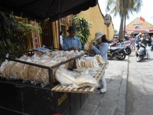 thuong thuc mon banh trang khoai khi du lich hoi an