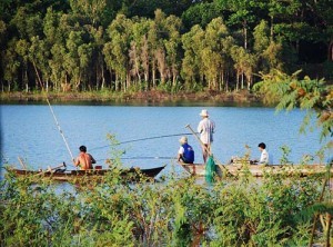 ngoai tham quan, di mo to nuoc, danh co, khach du lich con co the cau ca