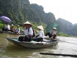 o tam coc nguoi lai do cung chinh la huong dan vien cho khach du lich