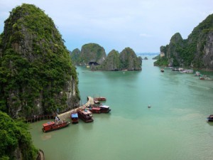 Du thuyen kham pha Vinh Ha Long