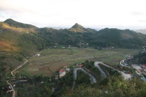 Tư cot co Lung Cu nhin xuong thung lung