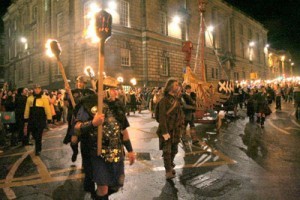 Le hoi cau lua Hogmanay