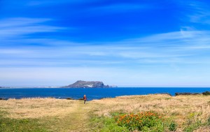 Bien xanh may trang nang vang o Jeju