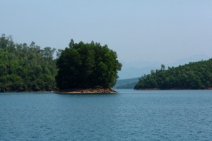 Mot dao noi giua ho Phu Ninh