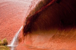 Khung canh tuyet voi cua thac Ayers Rock