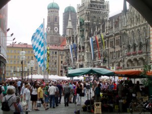 Du khach o quang truong Marienplatz